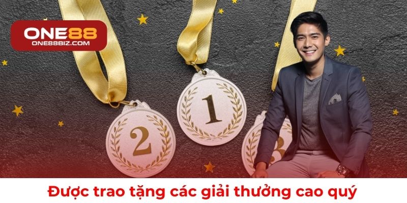 Ông vinh dự nhận nhiều giải thưởng danh giá trong ngành
